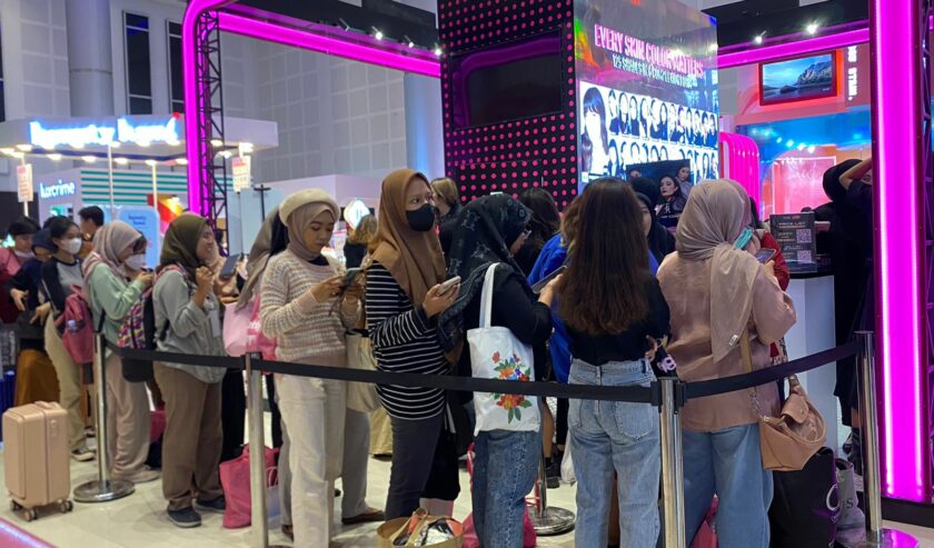 Puluhan wanita antre di stan makeup BeautyFest Asia di Surabaya, Jumat (3/11/2023). Foto: Meilita suarasurabaya.net