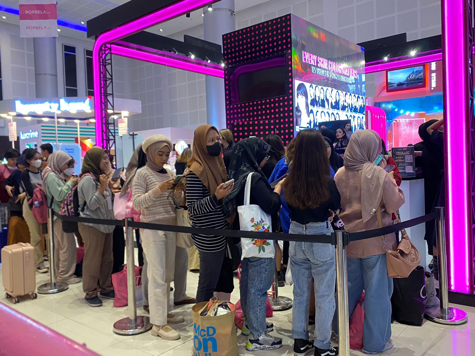 Puluhan wanita antre di stan makeup BeautyFest Asia di Surabaya, Jumat (3/11/2023). Foto: Meilita suarasurabaya.net