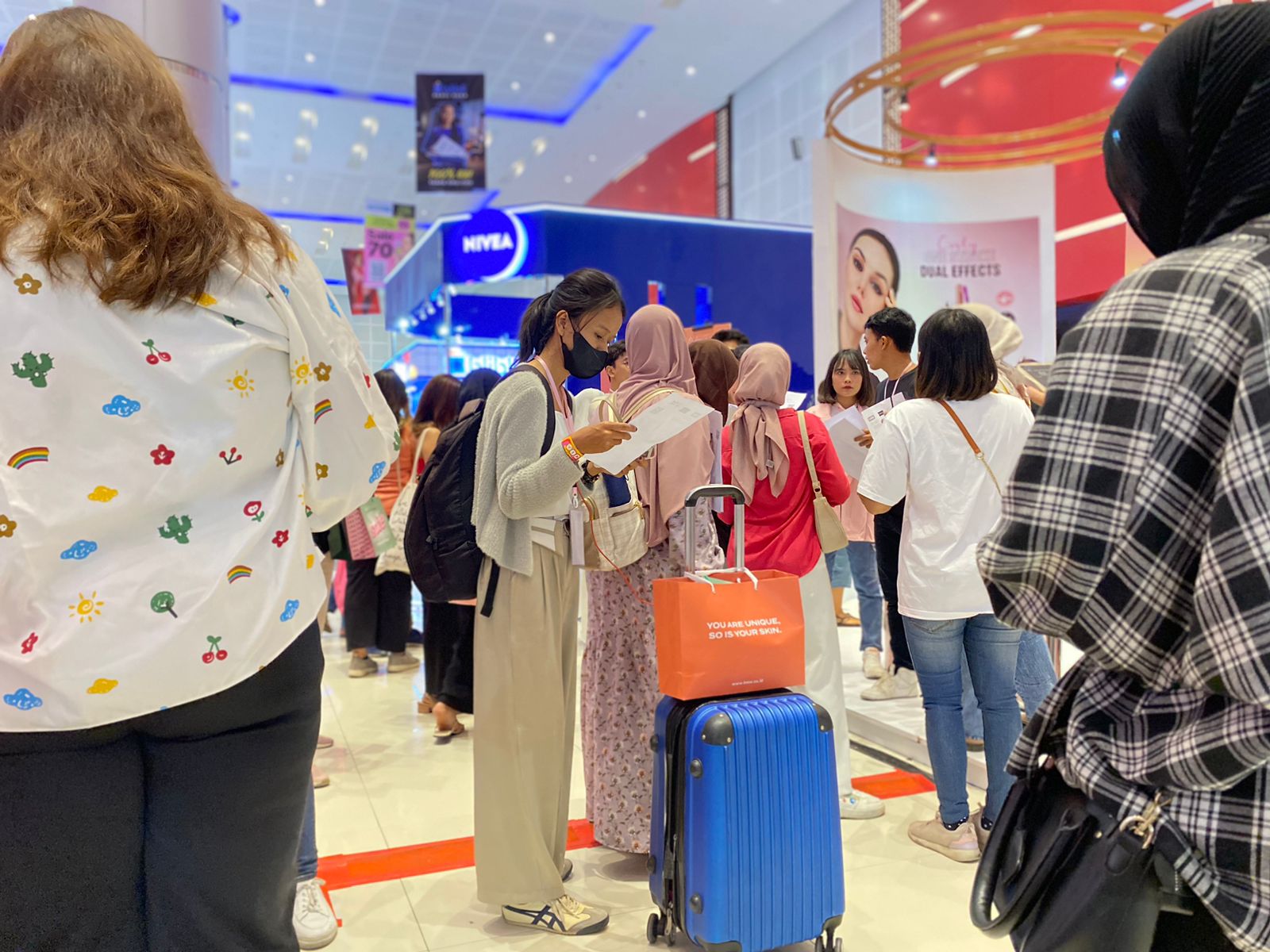 Pengunjung menyiapkan koper untuk belanja di BeautyFest Asia Surabaya, Jumat (3/11/2023). Foto: Meilita suarasurabaya.net