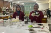 Dosen Fakultas Farmasi Universitas Surabaya (Ubaya) membuat inovasi sediaan gel dari daun sendok untuk terapi luka kaki diabetes, di Laboratorium Fakultas Farmasi Ubaya, Jumat (3/11/2023). Foto: Ubaya