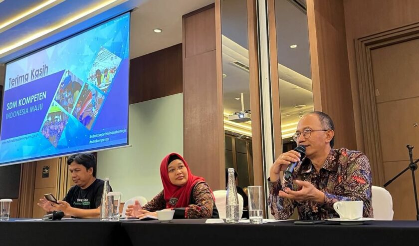 Adik Dwi Putranto Ketua Umum Kadin Jatim saat menjadi narasumber pada kegiatan Temu Teknis Industri yang digelar oleh BDI Surabaya Kemenperin, Surabaya, Jumat (3/11/2023). Foto: Kadin Jatim