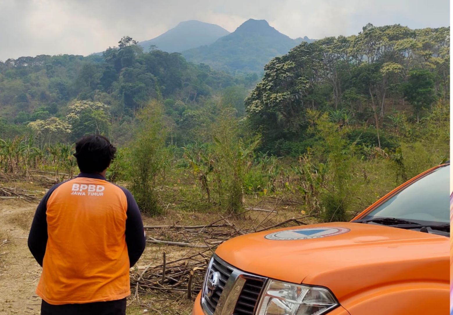 Petugas BPBD Jatim waktu melakukan penyisiran karhutal di Gunung Penanggungan, Jumat (3/11/2023). Foto: BPBD Jatim.