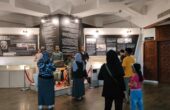 Pengunjung saat mendengarkan pidato Bung Tomo di Museum 10 Nopember Surabaya, Jumat (3/11/2023). Foto: Feby Magang suarasurabaya.net