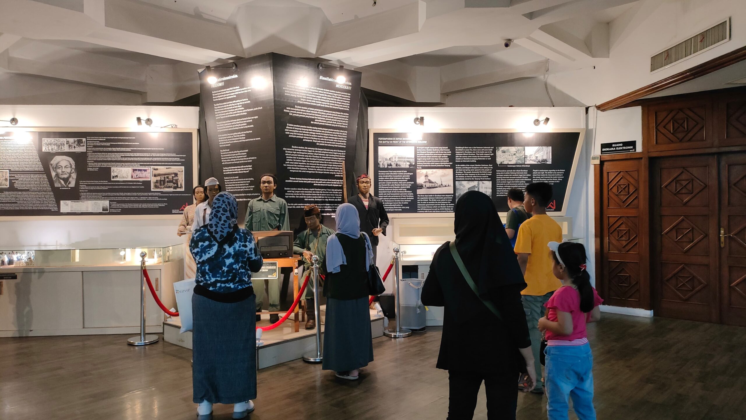 Pengunjung saat mendengarkan pidato Bung Tomo di Museum 10 Nopember Surabaya, Jumat (3/11/2023). Foto: Feby Magang suarasurabaya.net