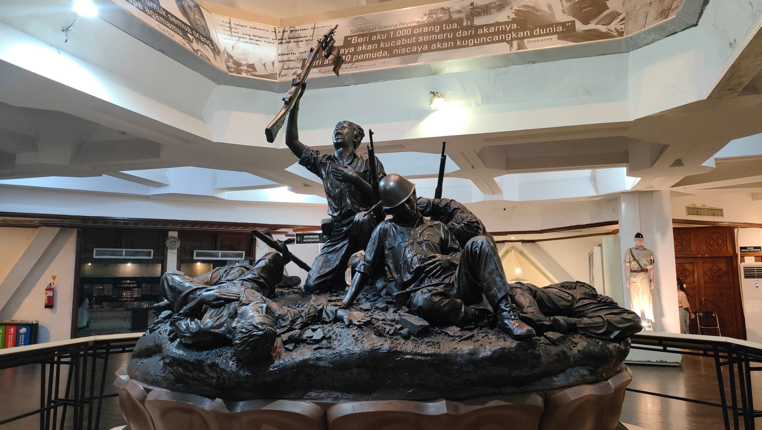 Salah satu patung replika yang menggambarkan perjuangan pahlawan di Museum 10 Nopember Surabaya, Jumat (3/11/2023). Foto: Feby Magang suarasurabaya.net