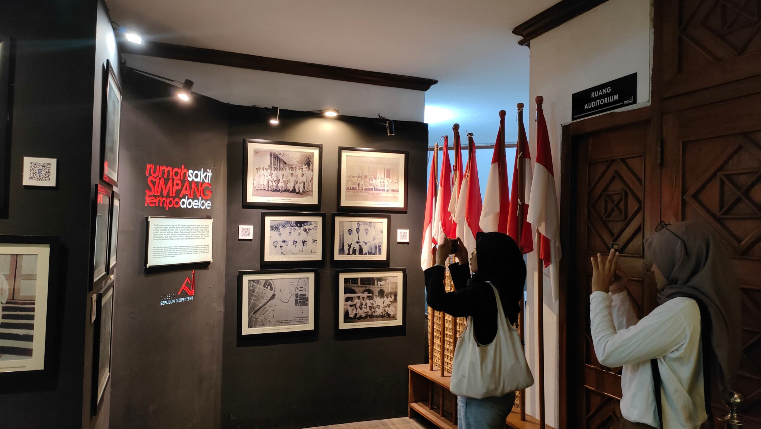 Pengunjung menggambil gambar terkait sejarah Rumah Sakit Simpang Tempo Doeloe di Museum 10 Nopember Surabaya, Jumat (3/11/2023). Foto: Feby Magang suarasurabaya.net