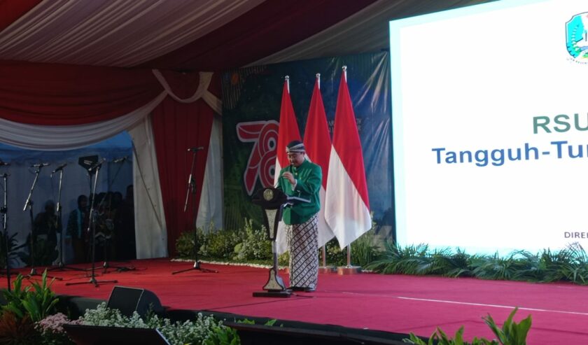 Joni Wahyuhadi Direktur RSUD Dr. Soetomo saat berada dalam peringatan HUT RSUD Dr. Soetomo dan pagelaran wayang kulit dan orang di area parkir STOC Dr. Soetomo, Jumat (3/11/2023) malam. Foto: Risky suarasurabaya.net