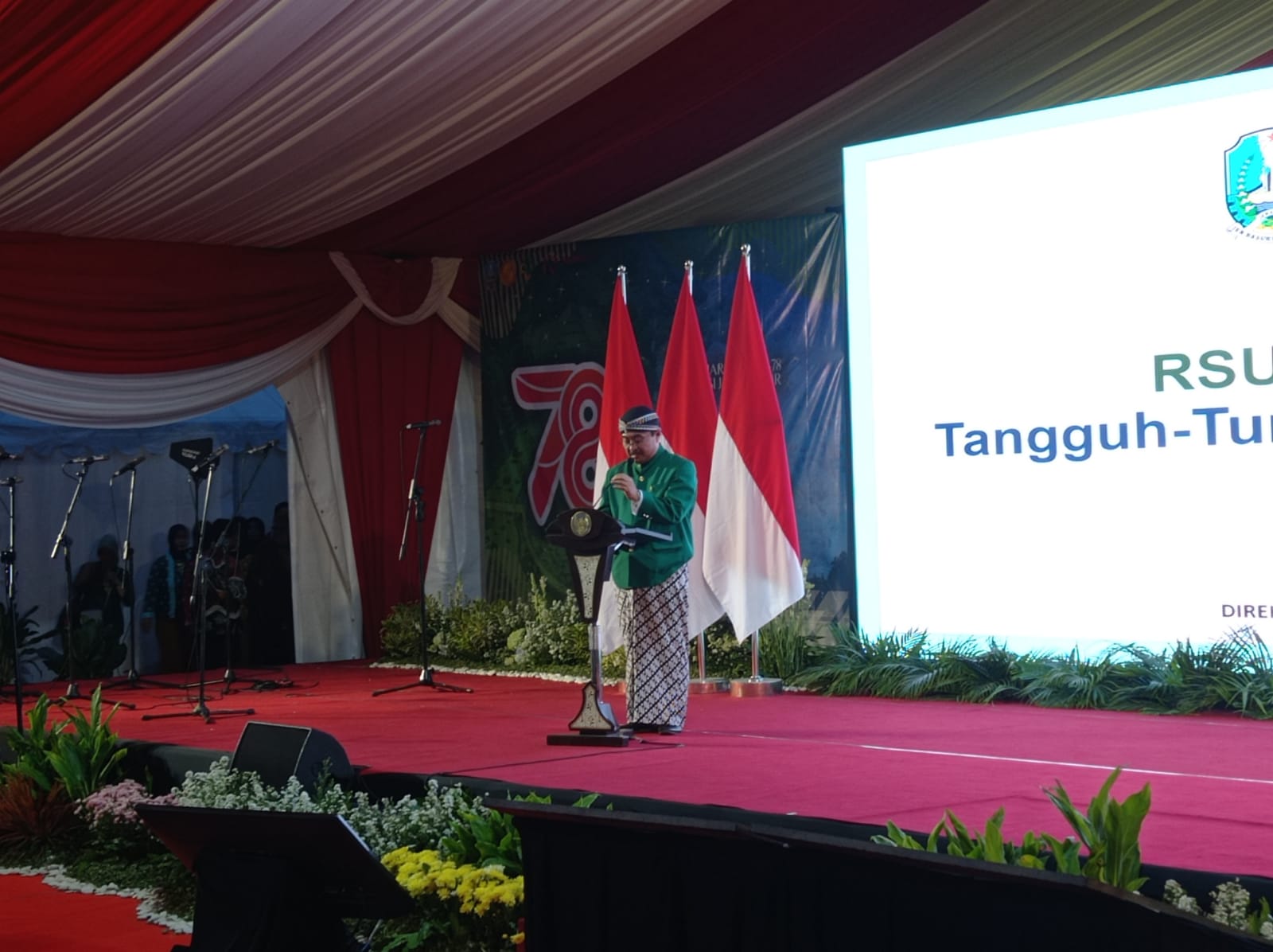 Joni Wahyuhadi Direktur RSUD Dr. Soetomo saat berada dalam peringatan HUT RSUD Dr. Soetomo dan pagelaran wayang kulit dan orang di area parkir STOC Dr. Soetomo, Jumat (3/11/2023) malam. Foto: Risky suarasurabaya.net