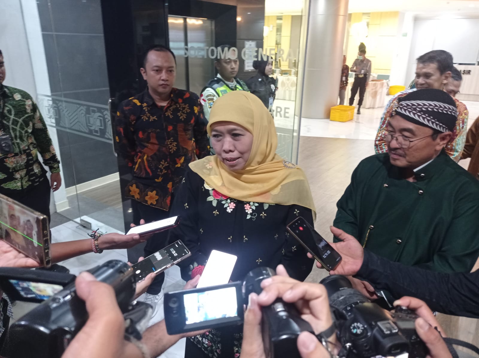 Khofifah Indar Parawansa Gubernur Jatim di RSUD Dr. Soetomo, Jumat (3/11/2023). Foto: Risky suarasurabaya.net