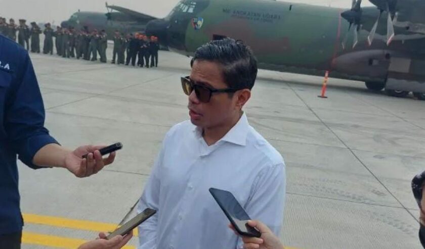 Pahala Mansury Menlu RI menyampaikan keterangan kepada wartawan di Base Ops Pangkalan Udara (Lanud) TNI AU Halim Perdanakusuma Jakarta Timur di Jakarta, Sabtu (4/11/2023). Foto: Antara