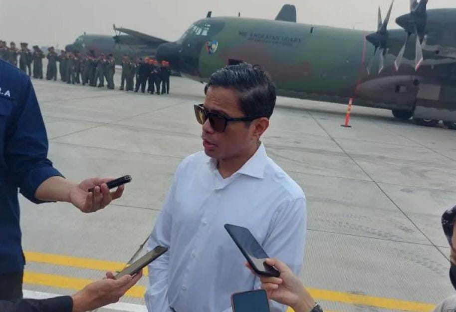 Pahala Mansury Menlu RI menyampaikan keterangan kepada wartawan di Base Ops Pangkalan Udara (Lanud) TNI AU Halim Perdanakusuma Jakarta Timur di Jakarta, Sabtu (4/11/2023). Foto: Antara