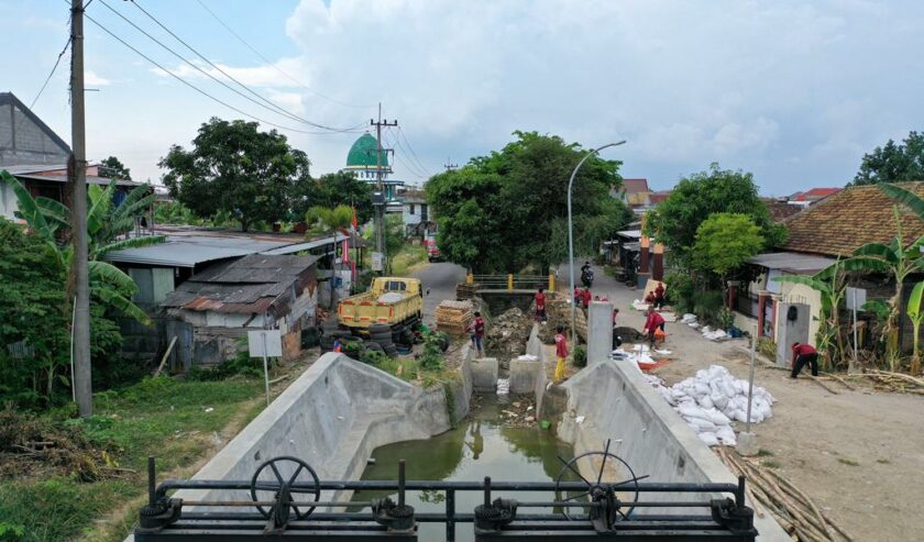 Pengerjaan saluran mempersiapkan musim hujan di Surabaya. Foto: Diskominfo Kota Surabaya