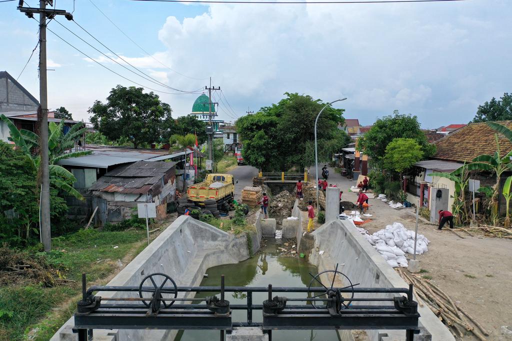 Pengerjaan saluran mempersiapkan musim hujan di Surabaya. Foto: Diskominfo Kota Surabaya