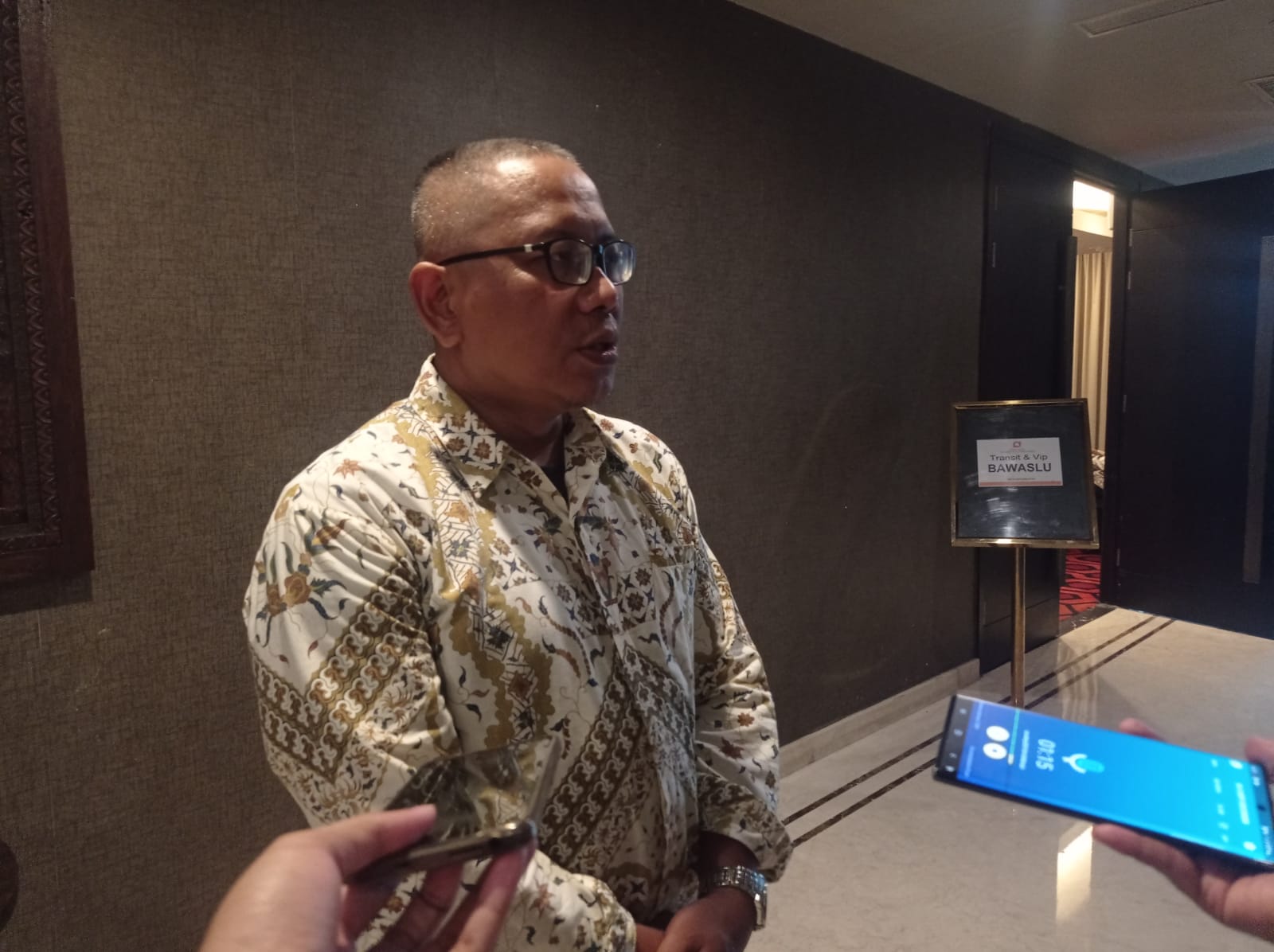 Soeprayitno Komisioner Divisi Teknis Penyelenggaraan KPU Kota Surabaya saat berada di Surabaya, pada Sabtu (4/11/2023). Foto: Risky suarasurabaya.net