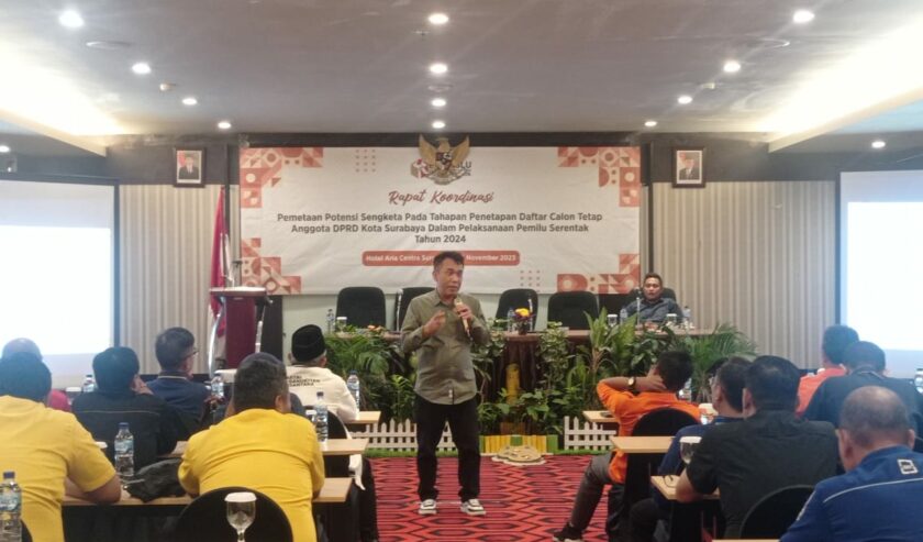 Rapat Koordinasi Pemetaan Potensi Sengketa pada Tahapan Penetapan Daftar Pemilih Tetap Anggota DRPD Kota Surabaya di Genteng, Surabaya, pada Sabtu (4/11/2023). Foto: Risky suarasurabaya.net