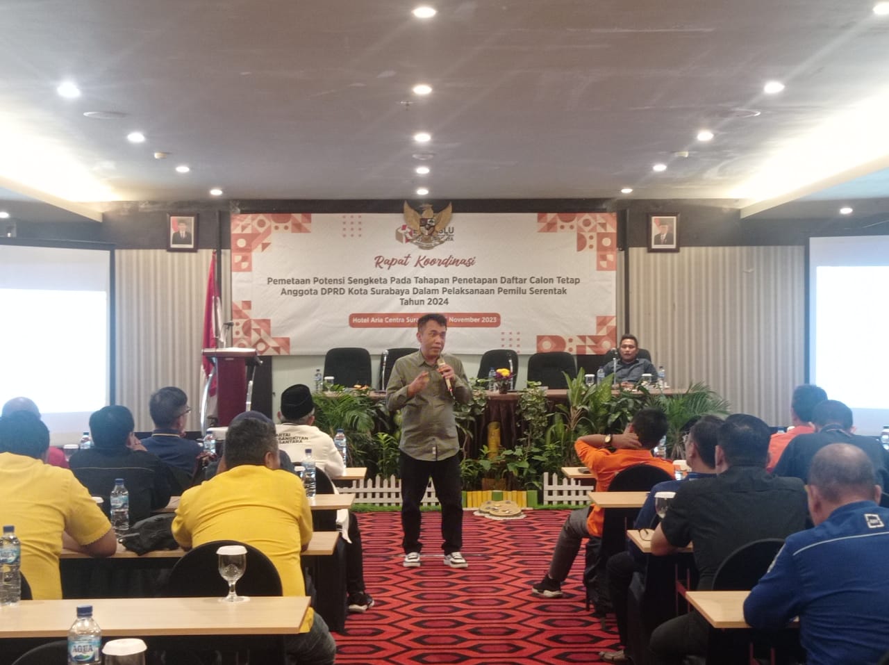 Rapat Koordinasi Pemetaan Potensi Sengketa pada Tahapan Penetapan Daftar Pemilih Tetap Anggota DRPD Kota Surabaya di Genteng, Surabaya, pada Sabtu (4/11/2023). Foto: Risky suarasurabaya.net