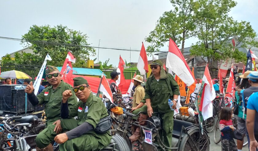 Peserta Gerak Jalan Mojosuro sepeda ontel dengan kostum perjuangan, di Lapangan Raden Wijaya, Surodinawan, Mojokerto, Sabtu (4/11/2023). Foto : Andini magang suarasurabaya.net