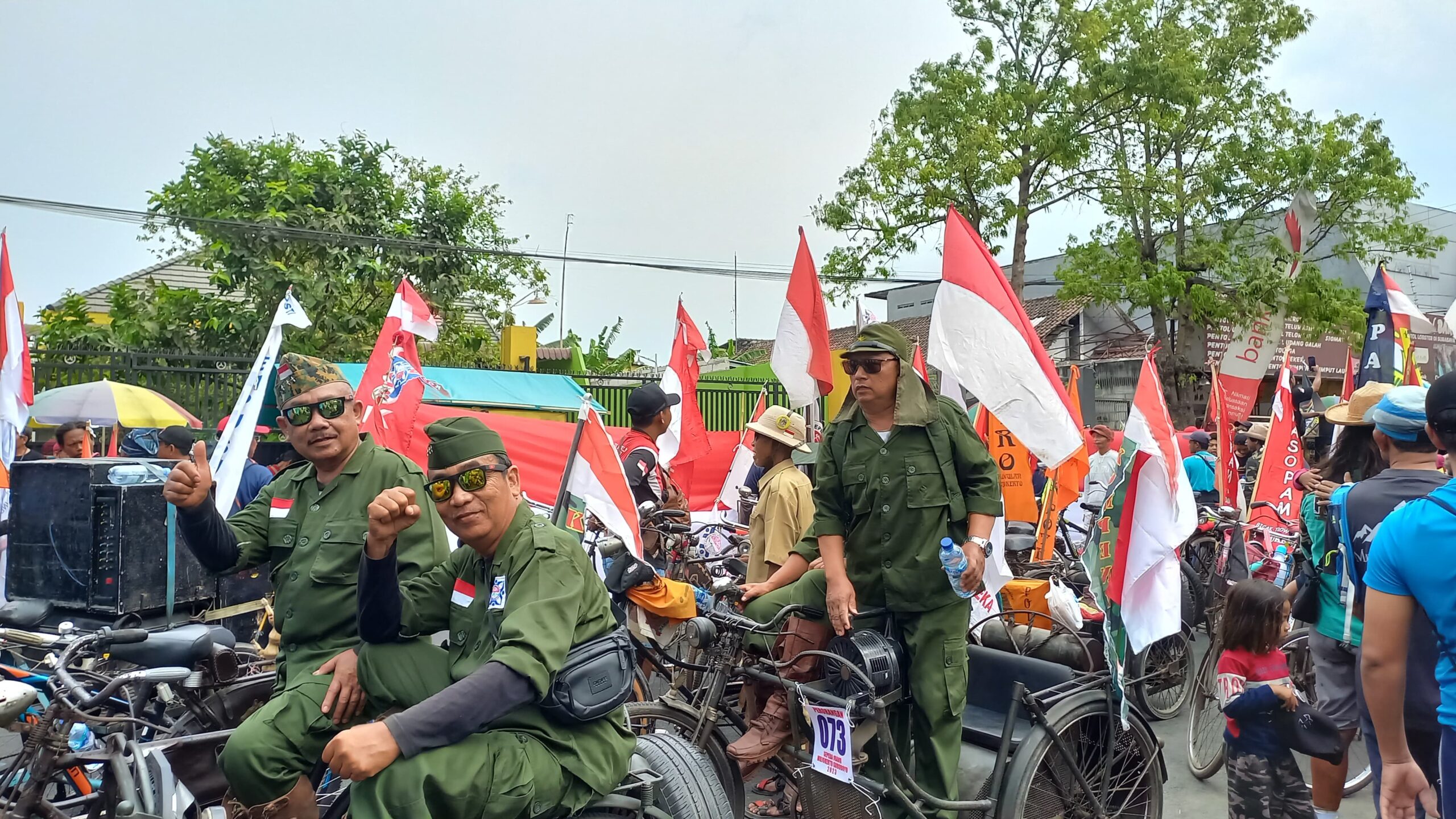 Peserta Gerak Jalan Mojosuro sepeda ontel dengan kostum perjuangan, di Lapangan Raden Wijaya, Surodinawan, Mojokerto, Sabtu (4/11/2023). Foto : Andini magang suarasurabaya.net