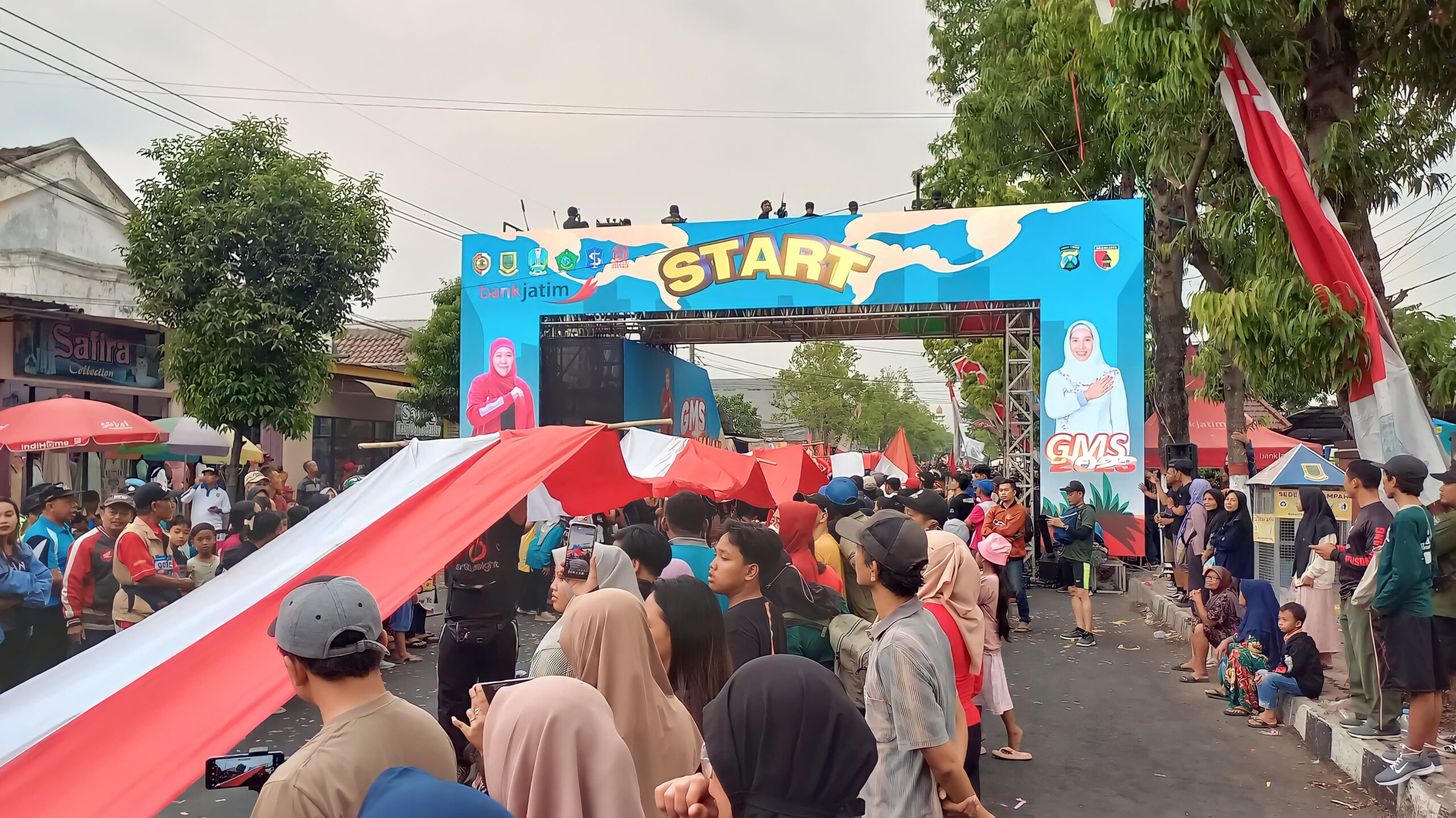 Bendera merah putih dengan panjang 178 meter yang dibentangkan dari Kota Mojokerto hingga Tugu Pahlawan Surabaya, Sabtu (4/11/2023). Foto : Andini magang suarasurabaya.net