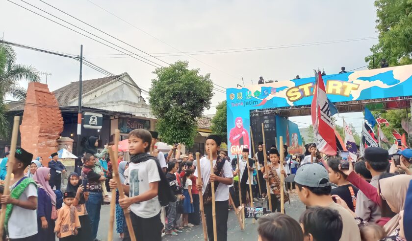 Pemberangkatan Gerak Jalan Mojosuro di meriahkan oleh anak-anak menggunakan egrang bambu, Sabtu (4/11/2023). Foto : Andini magang suarasurabaya.net