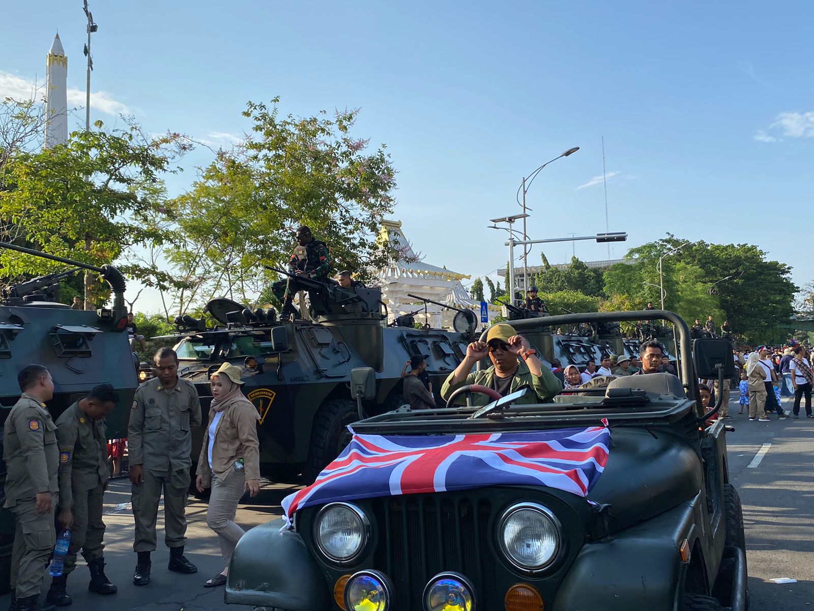 Kendaraan mobil kuno dengan bendera Britania Raya di kap mobil yang turut serta Parade Juang 2023, Minggu (5/11/2023). Foto: Wildan suarasurabaya.net