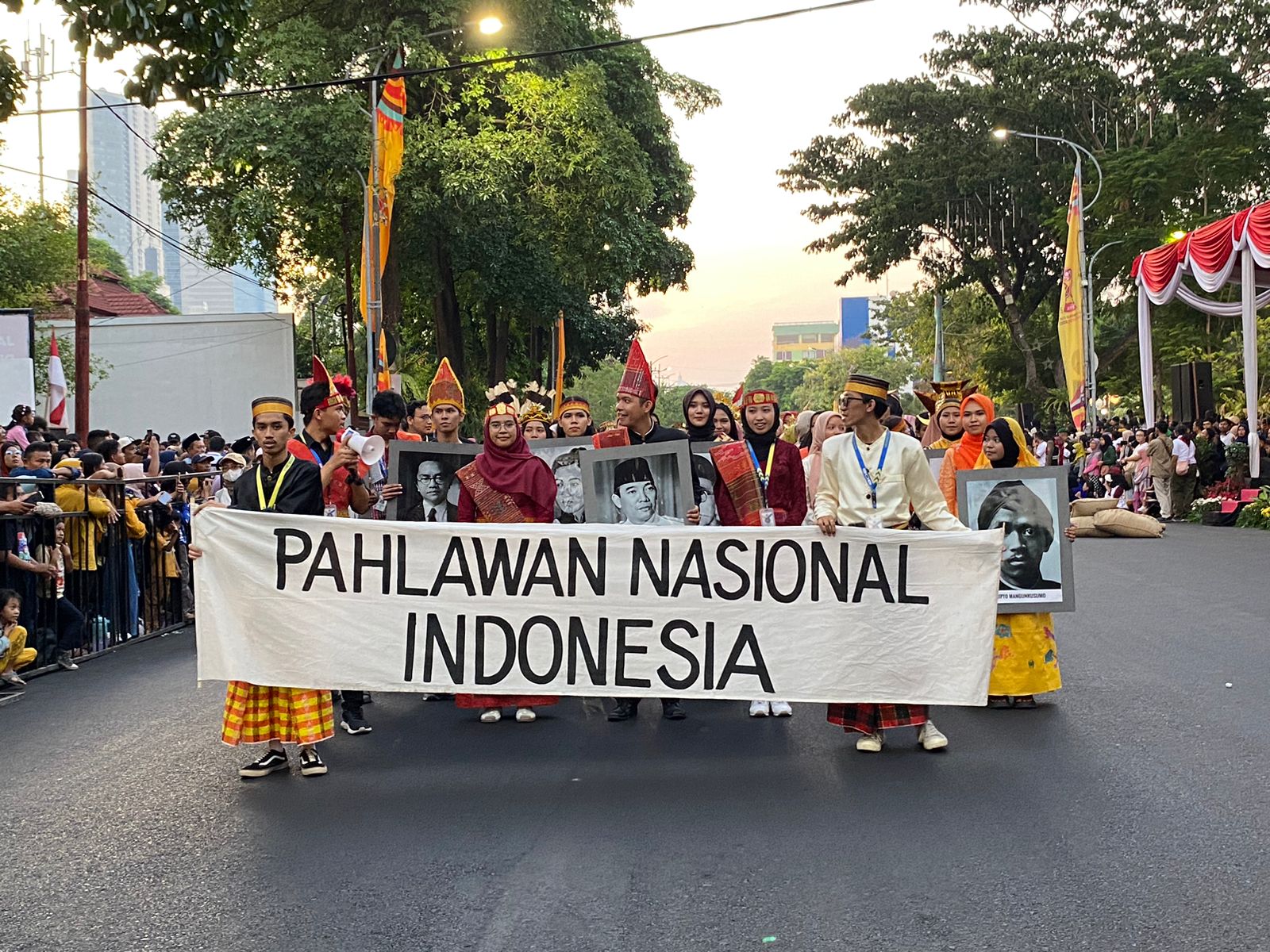 Rombongan peserta Parade Surabaya Juang membawa bingkai foto-foto para pahlawan Indonesia, Minggu (5/11/2023). Foto: Wildan suarasurabaya.net