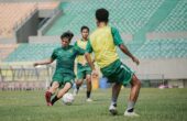 Para pemain Persebaya saat menjalani latihan jelang menatap laga putaran kedua, Minggu (5/11/2023). Foto: Persebaya