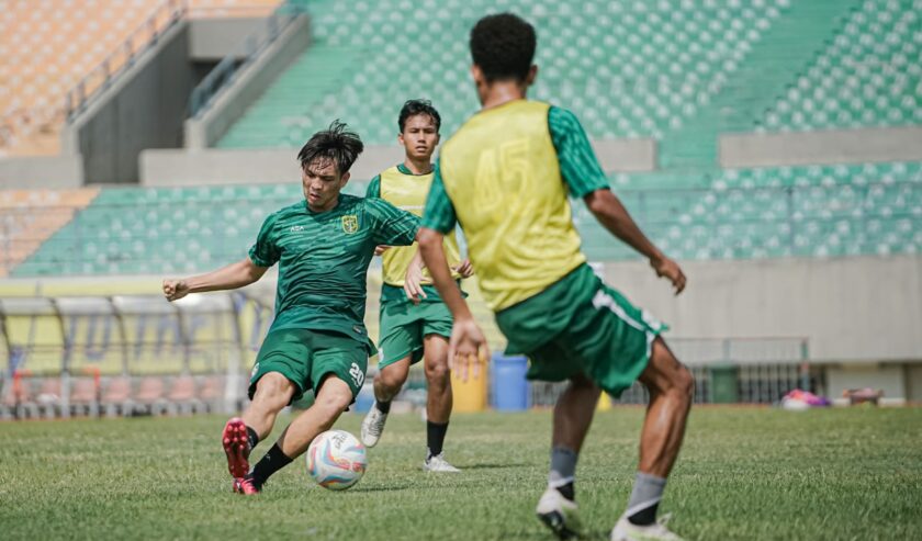 Para pemain Persebaya saat menjalani latihan jelang menatap laga putaran kedua, Minggu (5/11/2023). Foto: Persebaya