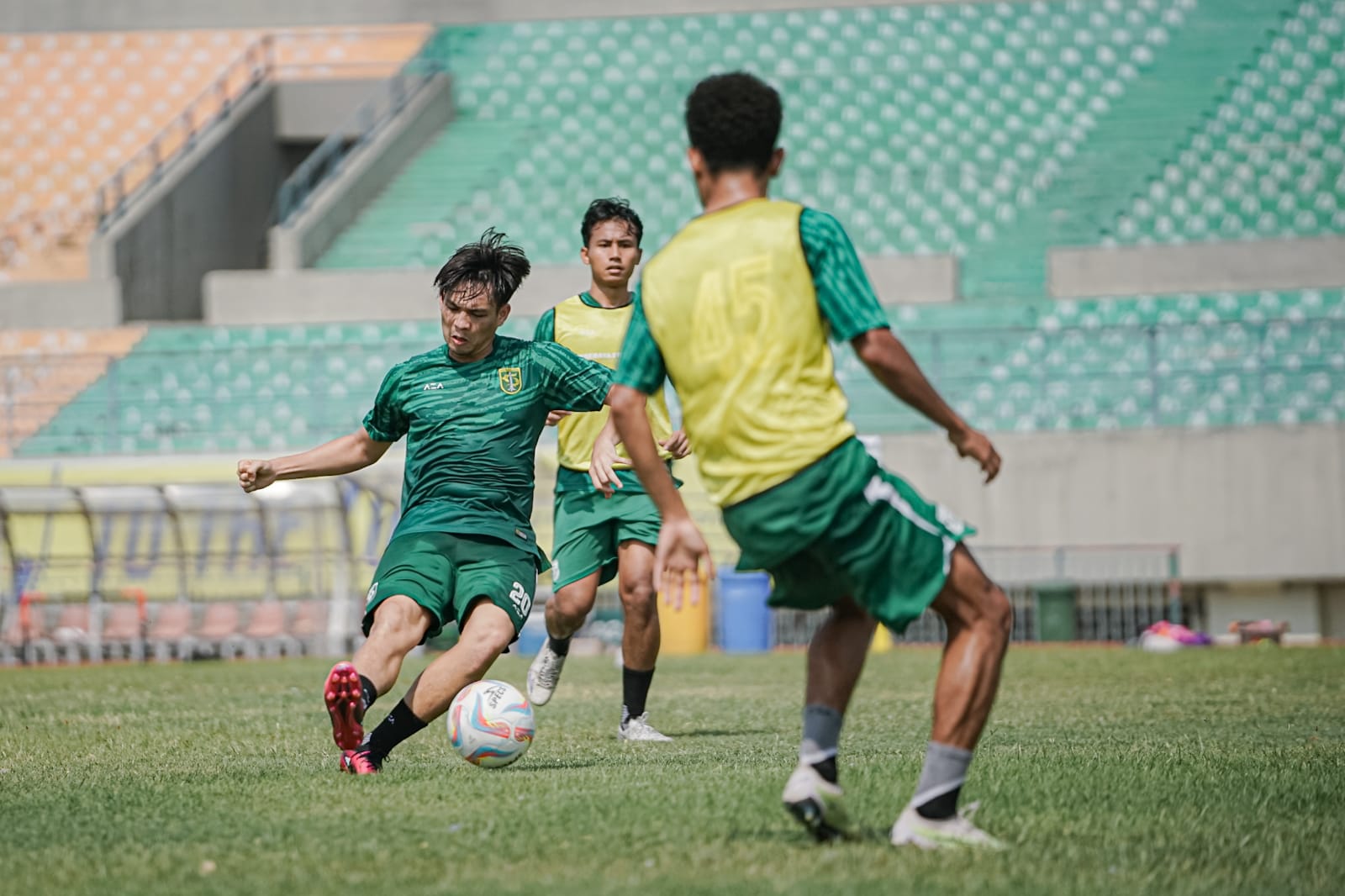 Para pemain Persebaya saat menjalani latihan jelang menatap laga putaran kedua, Minggu (5/11/2023). Foto: Persebaya