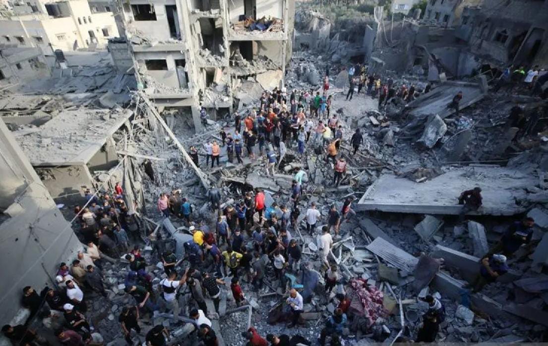 Warga Palestina mencari korban menyusul pemboman Israel di Al-Maghazi, Jalur Gaza tengah pada 5 November 2023, di tengah pertempuran yang sedang berlangsung antara Israel dan kelompok Palestina Hamas. Foto: Antara