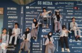 Siswa dan siswi SMP SAIM Surabaya mengambil gambar di spot foto suara Surabaya, Senin (6/11/2023). Foto: Feby Magang suarasurabaya.net