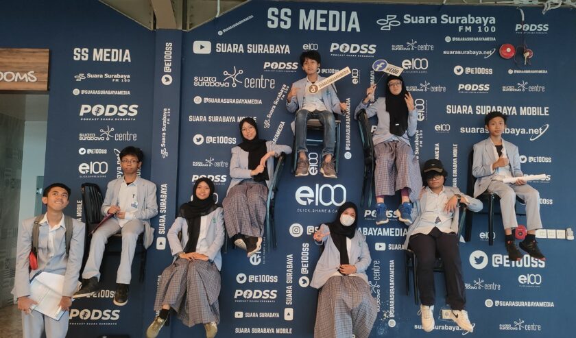 Siswa dan siswi SMP SAIM Surabaya mengambil gambar di spot foto suara Surabaya, Senin (6/11/2023). Foto: Feby Magang suarasurabaya.net