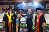 Universitas Negeri Surabaya (Unesa) mengukuhkan adjunct professor dari Australia hingga Jerman untuk pertama kalinya, pada Senin (6/11/2023) di Unesa Lidah Wetan, Senin (6/11/2023). Foto: Risky suarasurabaya.net