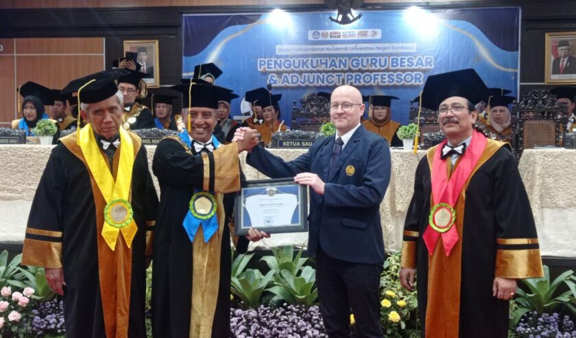 Universitas Negeri Surabaya (Unesa) mengukuhkan adjunct professor dari Australia hingga Jerman untuk pertama kalinya, pada Senin (6/11/2023) di Unesa Lidah Wetan, Senin (6/11/2023). Foto: Risky suarasurabaya.net