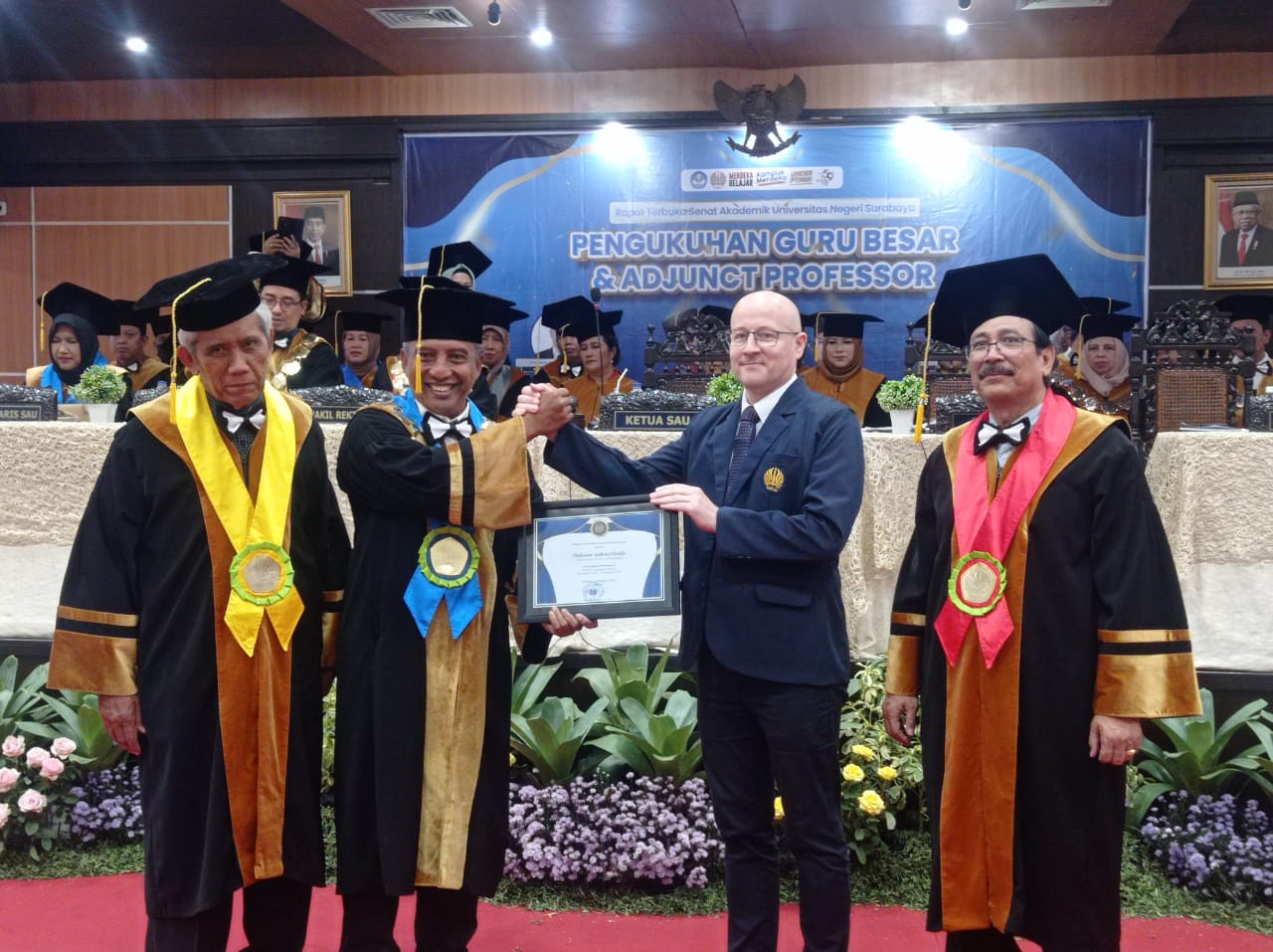 Universitas Negeri Surabaya (Unesa) mengukuhkan adjunct professor dari Australia hingga Jerman untuk pertama kalinya, pada Senin (6/11/2023) di Unesa Lidah Wetan, Senin (6/11/2023). Foto: Risky suarasurabaya.net