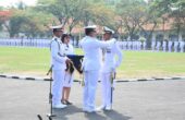 KASAL Lantik 217 Perwira Muda TNI AL di Lapangan Laut Maluku Kodiklatal, Bumimoro, Surabaya, pada Senin (6/11/2023). Foto: Kodiklatal