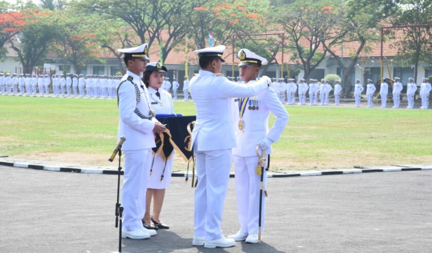 KASAL Lantik 217 Perwira Muda TNI AL di Lapangan Laut Maluku Kodiklatal, Bumimoro, Surabaya, pada Senin (6/11/2023). Foto: Kodiklatal