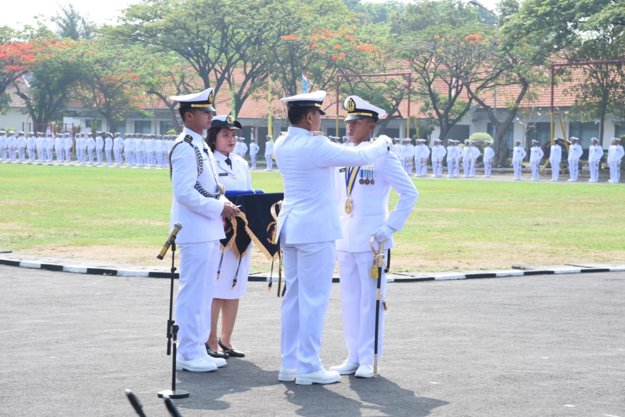 KASAL Lantik 217 Perwira Muda TNI AL di Lapangan Laut Maluku Kodiklatal, Bumimoro, Surabaya, pada Senin (6/11/2023). Foto: Kodiklatal