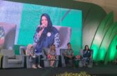 Sesi talkshow gerakan untuk mendukung keterlibatan perempuan dan Anak muda dalam mengelola hutan di Indonesia dalam serangkaian acara Konferensi dan Kongres perempuan dan generasi muda penjaga hutan di Premier Ballroom Hotel Santika, Selasa (7/11/2023). Foto: Feby Magang suarasurabaya.net