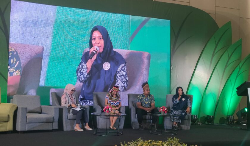 Sesi talkshow gerakan untuk mendukung keterlibatan perempuan dan Anak muda dalam mengelola hutan di Indonesia dalam serangkaian acara Konferensi dan Kongres perempuan dan generasi muda penjaga hutan di Premier Ballroom Hotel Santika, Selasa (7/11/2023). Foto: Feby Magang suarasurabaya.net