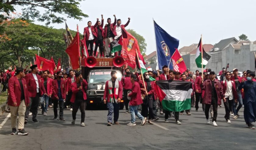 Ratusan kader IMM Jatim saat menuju Konjen Amerika Serikat di Surabaya dalam aksi bela Palestina, Selasa (7/11/2023). Foto: Risky suarasurabaya.net