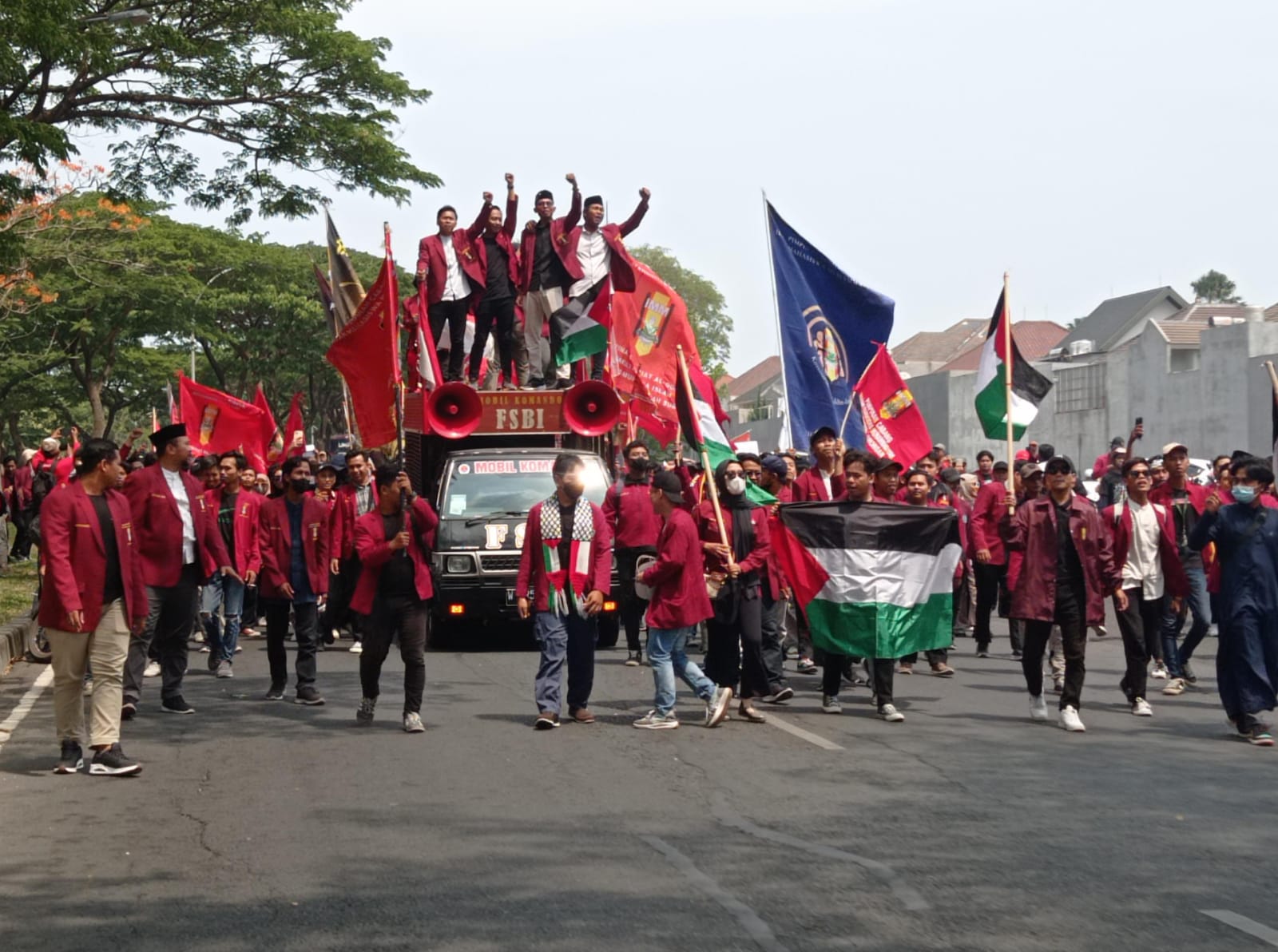 Ratusan kader IMM Jatim saat menuju Konjen Amerika Serikat di Surabaya dalam aksi bela Palestina, Selasa (7/11/2023). Foto: Risky suarasurabaya.net