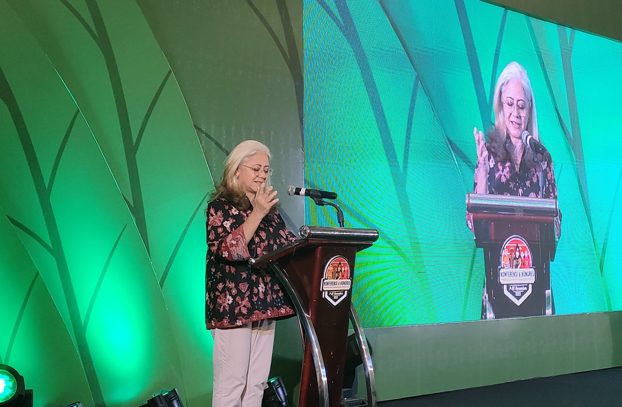 Hana Satriyo Country Representative Asia foundation saat Konferensi dan Kongres Perempuan dan generasi muda penjaga hutan di Premier Ballroom, Hotel Santika Surabaya, Selasa (7/11/2023). Foto: Feby Magang suarasurabaya.net