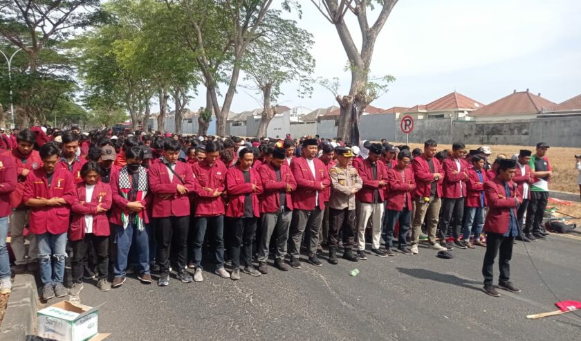 Ratusan kader Ikatan Mahasiswa Muhammadiyah (IMM) Jawa Timur melakukan salat gaib dalam aksi bela Palestina di jalan sekitar Kantor Konsulat Jenderal (Konjen) Amerika Serikat, di Surabaya, pada Selasa (7/11/2023). Foto: Risky suarasurabaya.net