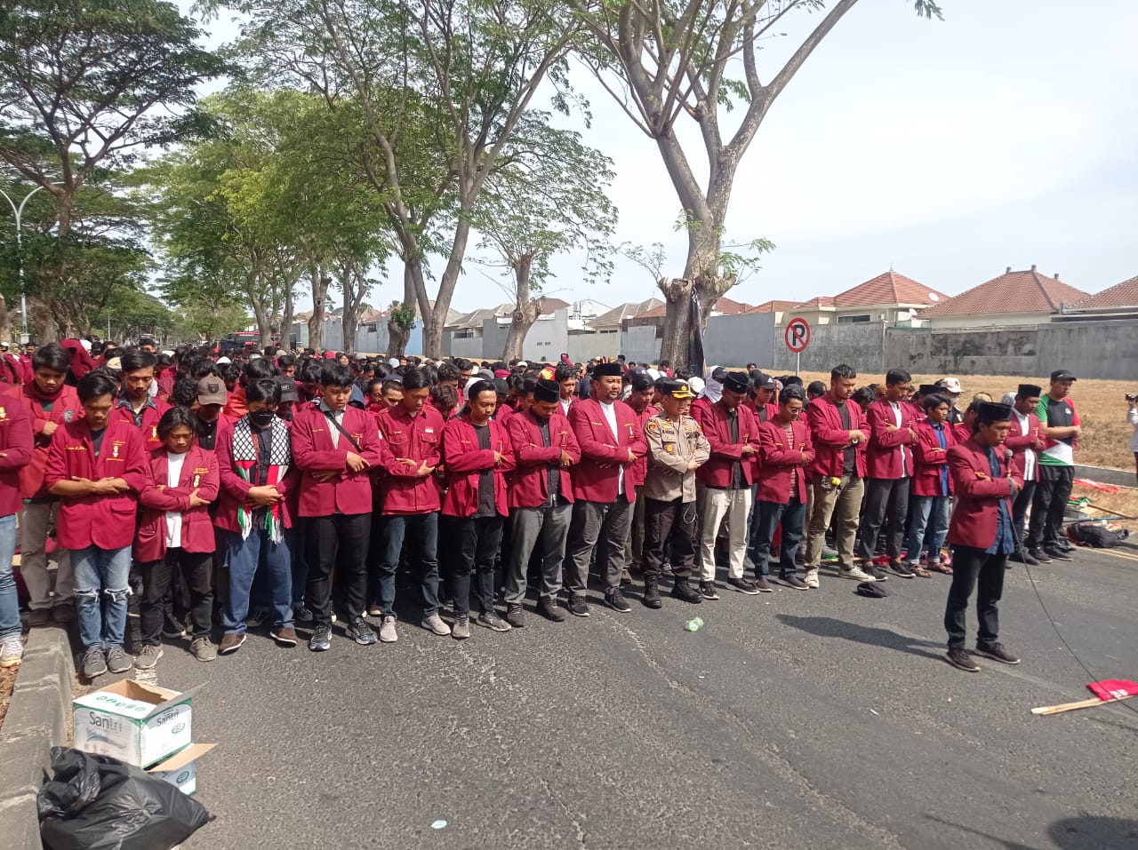 Ratusan kader Ikatan Mahasiswa Muhammadiyah (IMM) Jawa Timur melakukan salat gaib dalam aksi bela Palestina di jalan sekitar Kantor Konsulat Jenderal (Konjen) Amerika Serikat, di Surabaya, pada Selasa (7/11/2023). Foto: Risky suarasurabaya.net