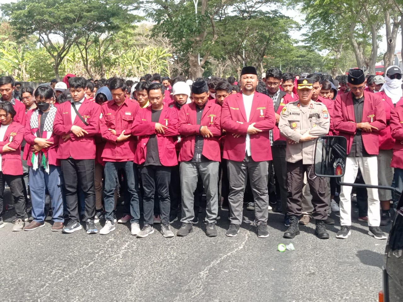 Kader IMM Jatim melangsungkan salat gaib dalam aksi bela Palestina di jalan sekitar Konsulat Jenderal (Konjen) Amerika Serikat di Surabaya, pada Selasa (7/11/2023). Foto: Risky suarasurabaya.net