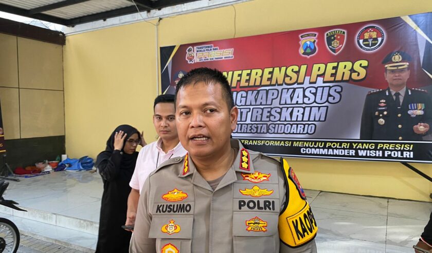 Kombes Pol Kusumo Wahyu Bintoro Kapolresta Sidoarjo waktu memberi keterangan terkait update mahasiswi Unari yang ditemukan meninggal dunia di dalam mobil, Selasa (7/11/2023). Foto: Wildan suarasurabaya.net