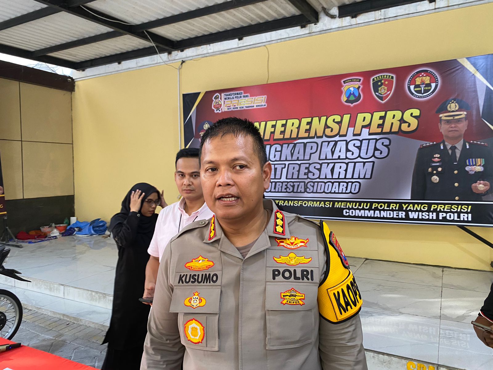 Kombes Pol Kusumo Wahyu Bintoro Kapolresta Sidoarjo waktu memberi keterangan terkait update mahasiswi Unari yang ditemukan meninggal dunia di dalam mobil, Selasa (7/11/2023). Foto: Wildan suarasurabaya.net