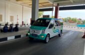 Feeder atau angkutan pengumpan listrik milik swasta yang akan meluncur uji coba tiga bulan di Surabaya, Selasa (7/11/2023). Foto: Meilita suarasurabaya.net