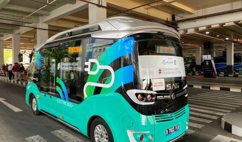 Bus listrik medium milik swasta yang digandeng Pemkot Surabaya untuk diujicoba mulai besok, Rabu (8/11/2023). Foto: Meilita suarasurabaya.net